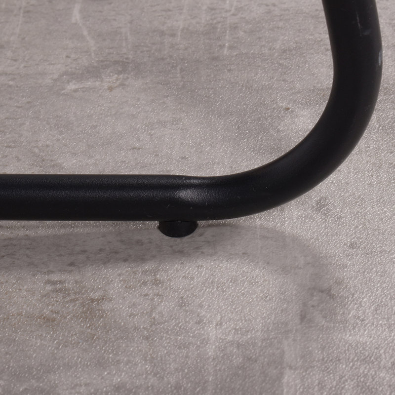 Table basse à pieds croisés
