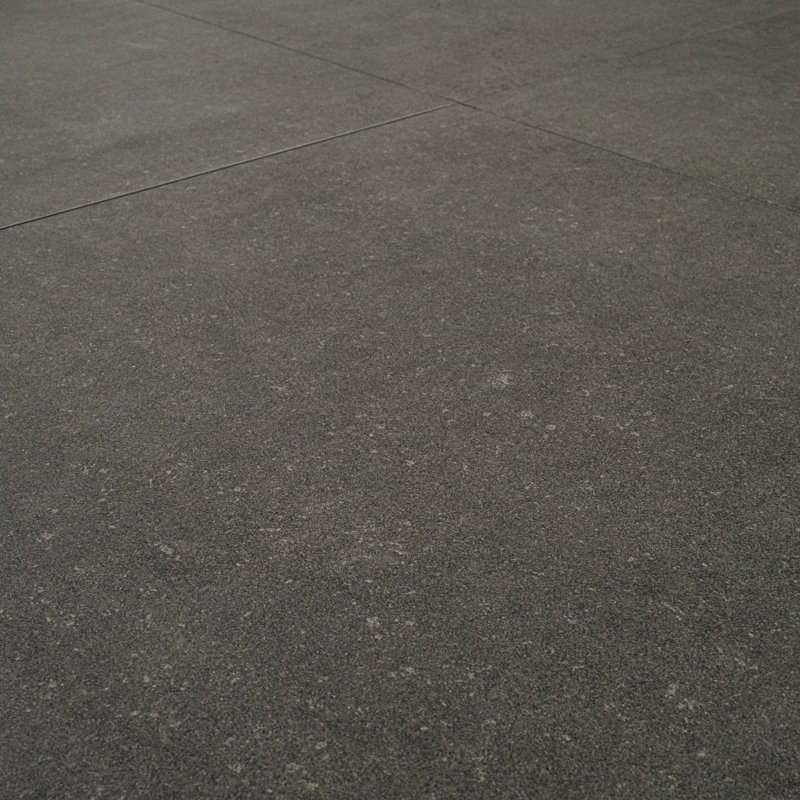 Dimensions 24 po x 24 po. Carreau de plancher et de mur en porcelaine aspect béton mat, Cemento