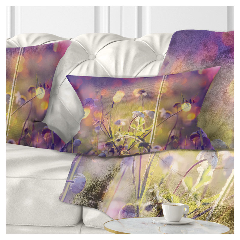 Belles fleurs dans un pré - coussin à imprimé floral