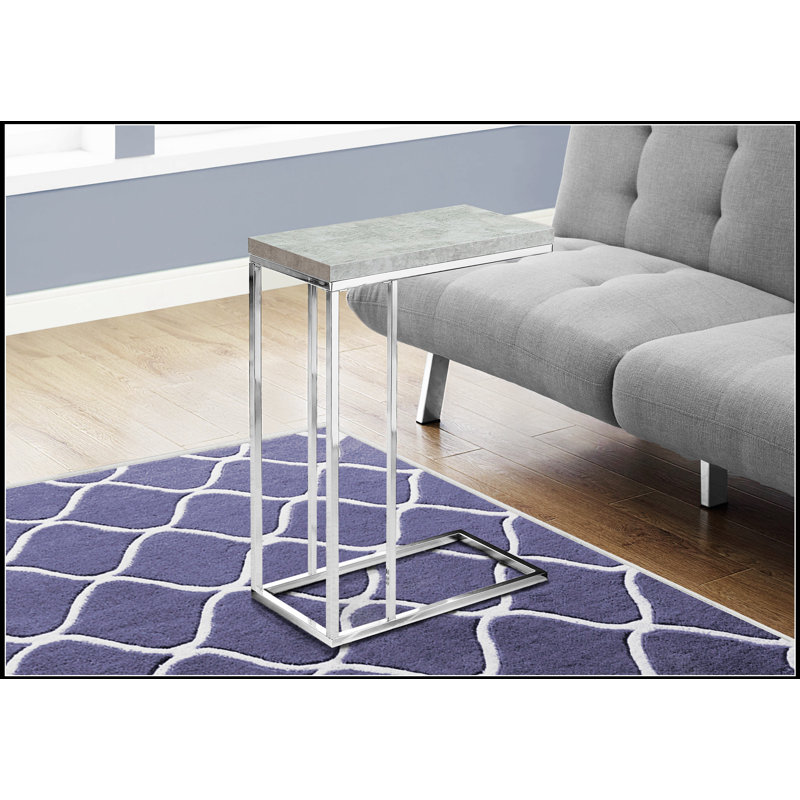 Élégante table d'appoint en forme de C pour le salon et la chambre à coucher, parfaite pour les collations et les petits espaces, plateau en stratifié gris avec base chromée.
