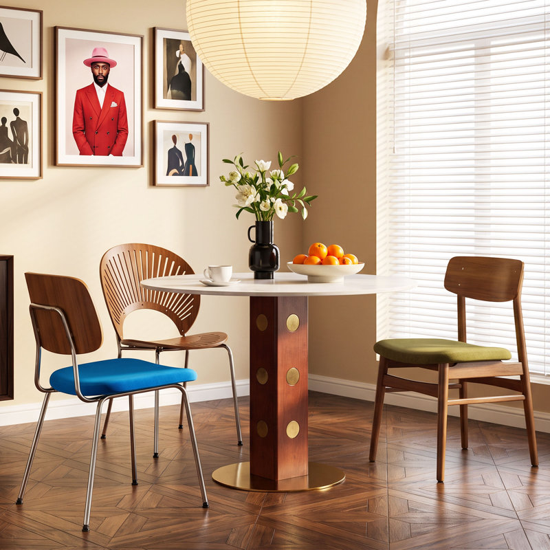 Table de salle à manger ronde en pierre frittée de 85 cm (33,5 po), de style bistro du milieu du siècle, avec pied en bois et base dorée, aspect marbre blanc.