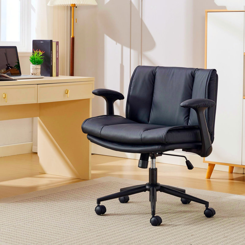 Chaise de bureau pivotante en cuir avec accoudoirs rabattables, roulettes et base à pieds croisés. Comprend un siège large. Idéal pour les bureaux à domicile et les coiffeuses. Noir