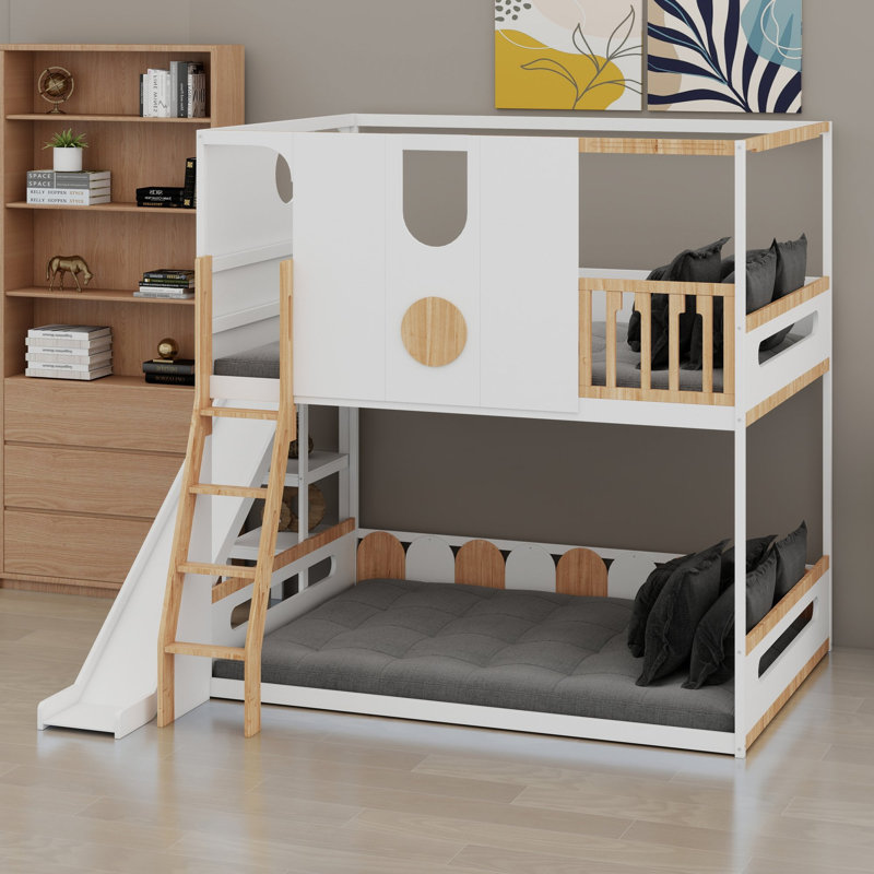 Lit mezzanine pour enfants avec glissade et étagères de rangement, au design ludique de maison, Lit double, Blanc et naturel