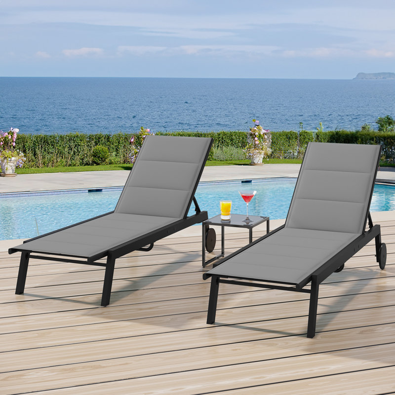 Chaise d'extérieur en résine avec dossier réglable, tissu rembourré et table d'appoint, Gris