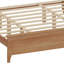 Structure de lit contemporaine en bois massif à profil bas avec lattes robustes pour un soutien optimal-423059274