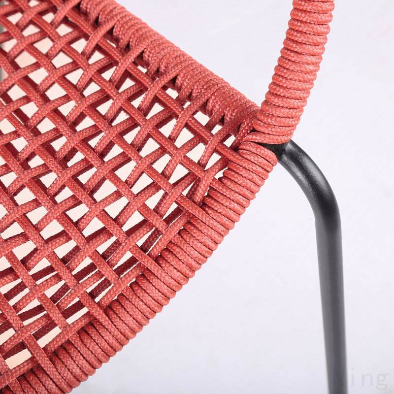 Chaise de salle à manger intérieure / extérieure empilable en acier avec corde rouge brique - ensemble de 2