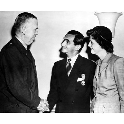 Collie Irving Berlin est présenté avec la médaille du mérite par le général George C. Marshall comme Mme Berlin Watches On. Pentagone