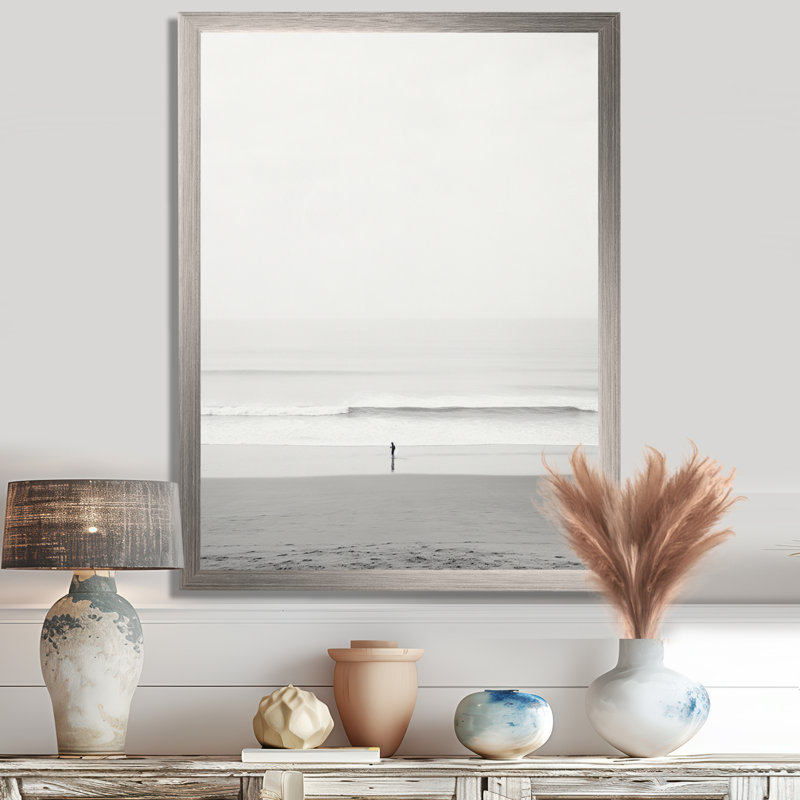 Minimalisme noir et blanc photo de plage V - art mural plage côtière, H 20 po x l 12 po x P 1 po, Cadre flottant blanc