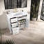 Meuble-lavabo blanc spacieux avec lavabo, conception moderne en bois pour la salle de bain