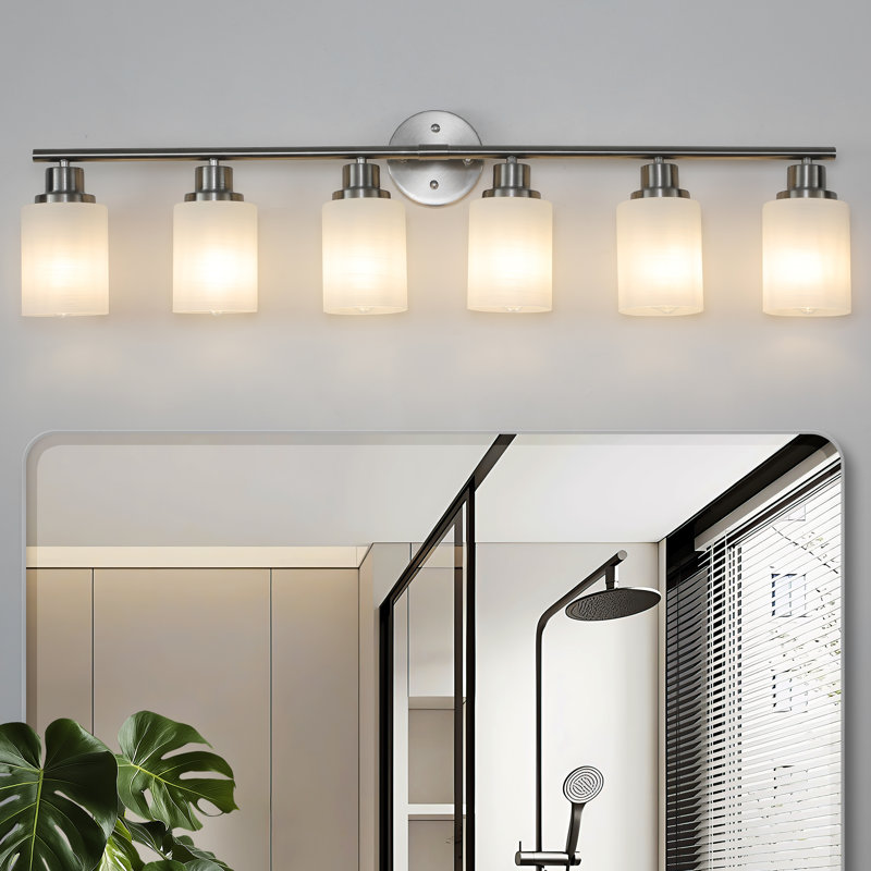 Éclairage pour salle de bain 4 lumières avec abat-jour en verre blanc givré, H 10,2 po x l 24,4 po x P 6,3 po, Nickel satiné