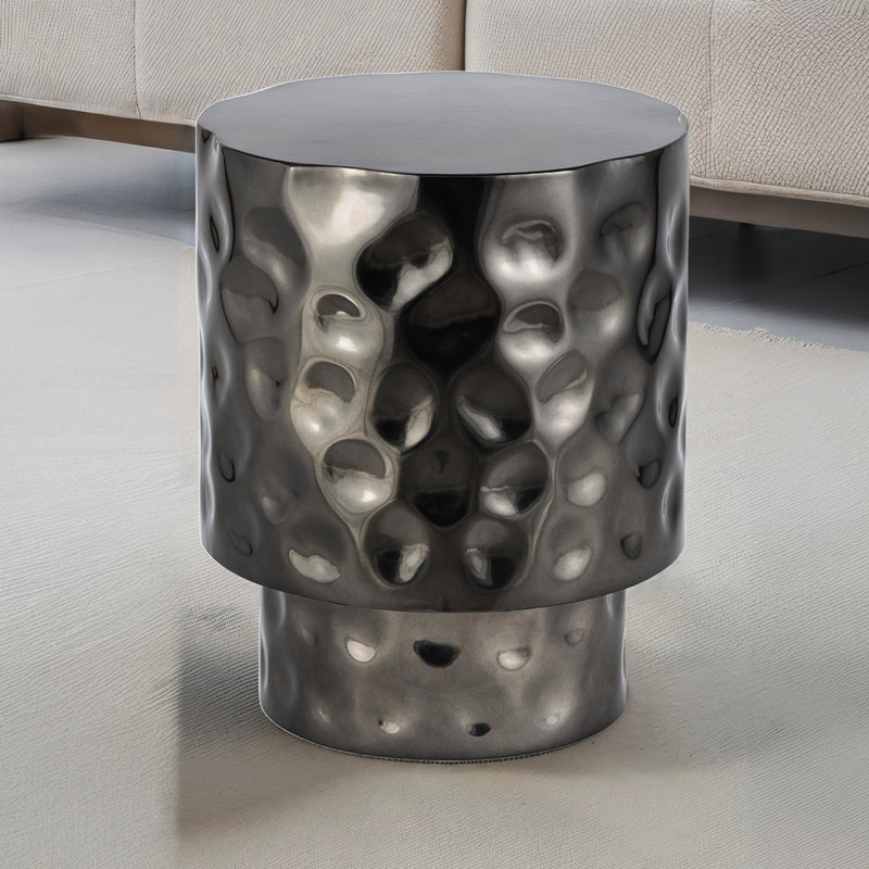 Table de bout ronde à rangement ouvert de style moderne, fabriquée en acier inoxydable avec un design autoportant martelé à la main, disponible en cuivre, or ou argent pour la décoration intérieure