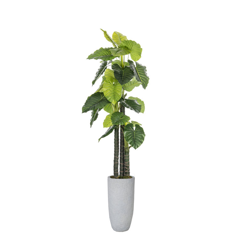 Éléphant artificiel dans une grande plante à carreaux beige