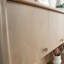Bureau brun et construction légère, espace de rangement ouvert avec tablettes réglables, portes cachées derrière les tiroirs, tiroirs à extension complète, panneau robuste, tablettes robustes, glissières lisses