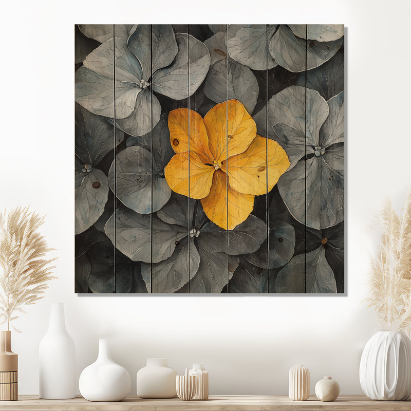 Pétales d'hortensias gris avec accent jaune II - décoration murale en bois d'hortensia - sur bois de pin naturel