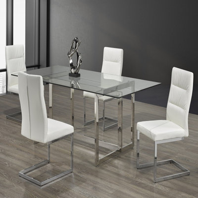 Ensemble repas pour quatre personnes