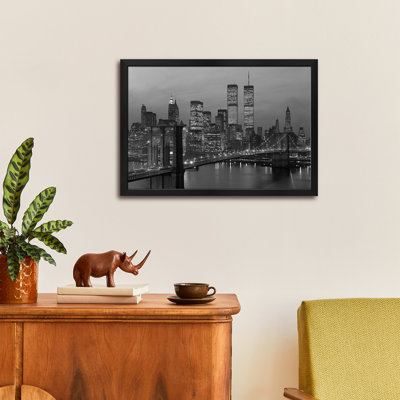 Affiche encadrée de qualité supérieure des années 1980 à New York, Manhattan inférieur, pont de Brooklyn, World Trade Center par Vintage Images