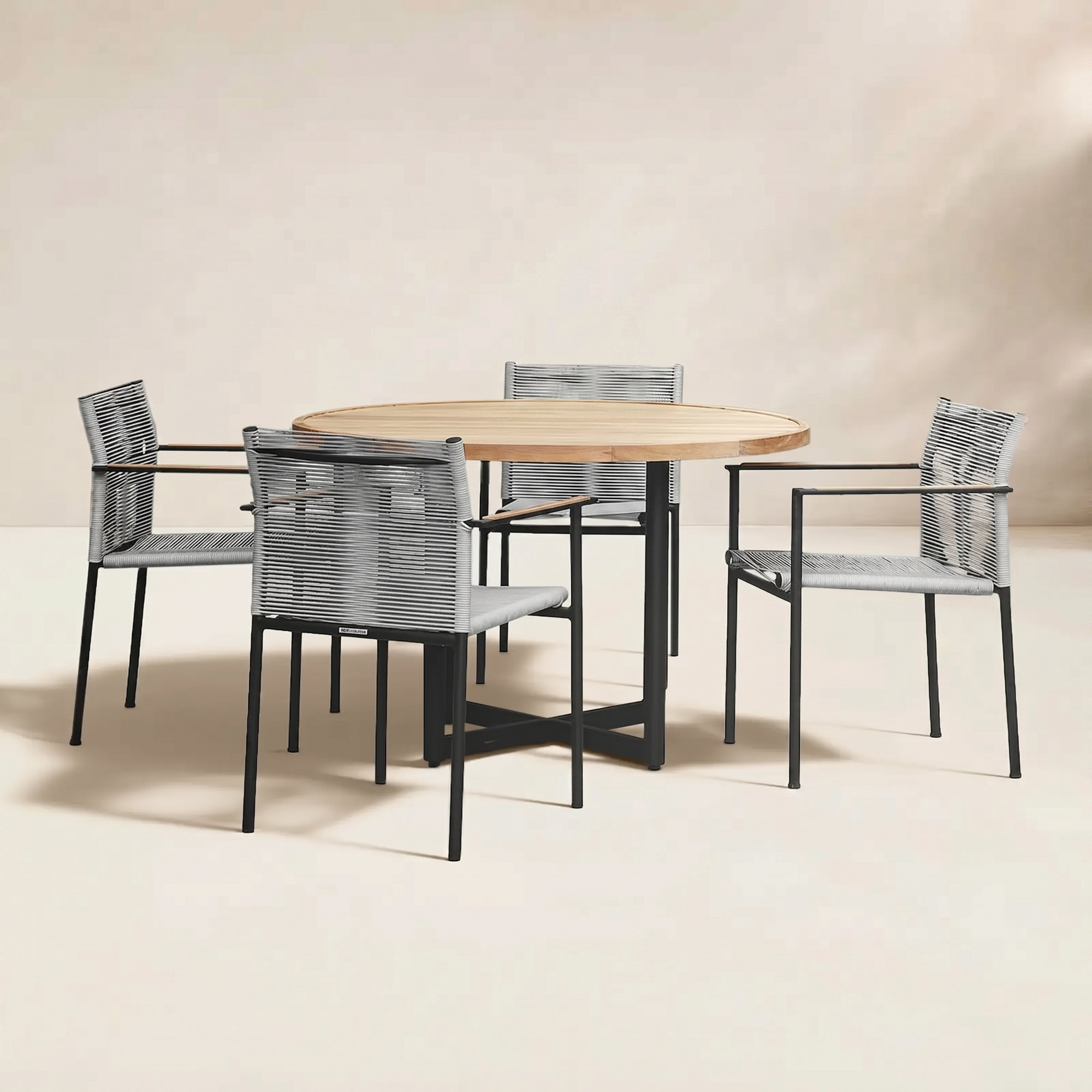 Woodbridge 47.2'' Round 4 - Person Outdoor Dining Set, Gray