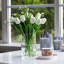Arrangement floral de tulipes dans un vase-2049282325