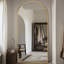 Miroir surdimensionné arqué en métal surdimensionné-540418159-570231696