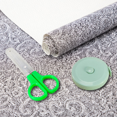Revêtement pour tiroirs et étagères d'armoires de cuisine, antidérapant, imperméable et sans adhésif, 30,5 cm x 3 m, motif damassé gris anthracite, avec outils de découpe. Convient également aux étagères de réfrigérateur, commode et salle de bain.