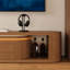 Meuble télé 78,75 po –106,3 po de style Mid-Century avec lumières DEL, console média avec plateau en travertin mat, console de couleur noyer et blanche avec rangement-1973325415