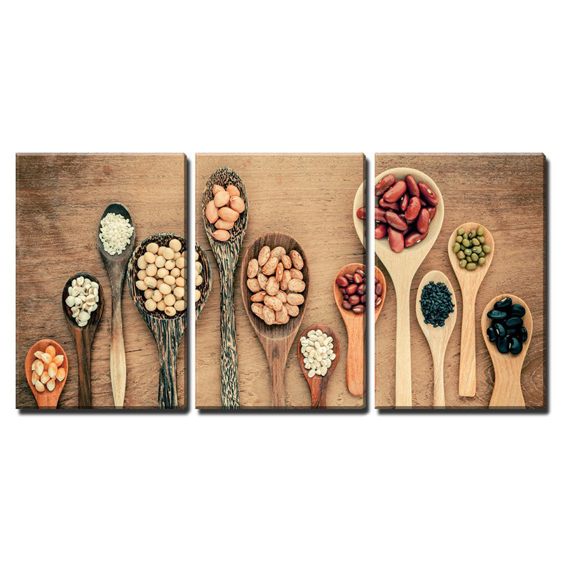 Assortiment de haricots et de lentilles dans une cuillère en bois sur fond en bois de teck, décoration murale moderne
