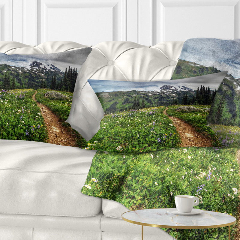 Chemin à travers les champs de fleurs - Coussin décoratif à imprimé paysage