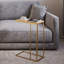 Table de bout en forme de C Bridgeview - Table d'appoint en bois de manguier avec cadre en fer doré pour canapé, causeuse ou lit - Mobilier de salon moderne