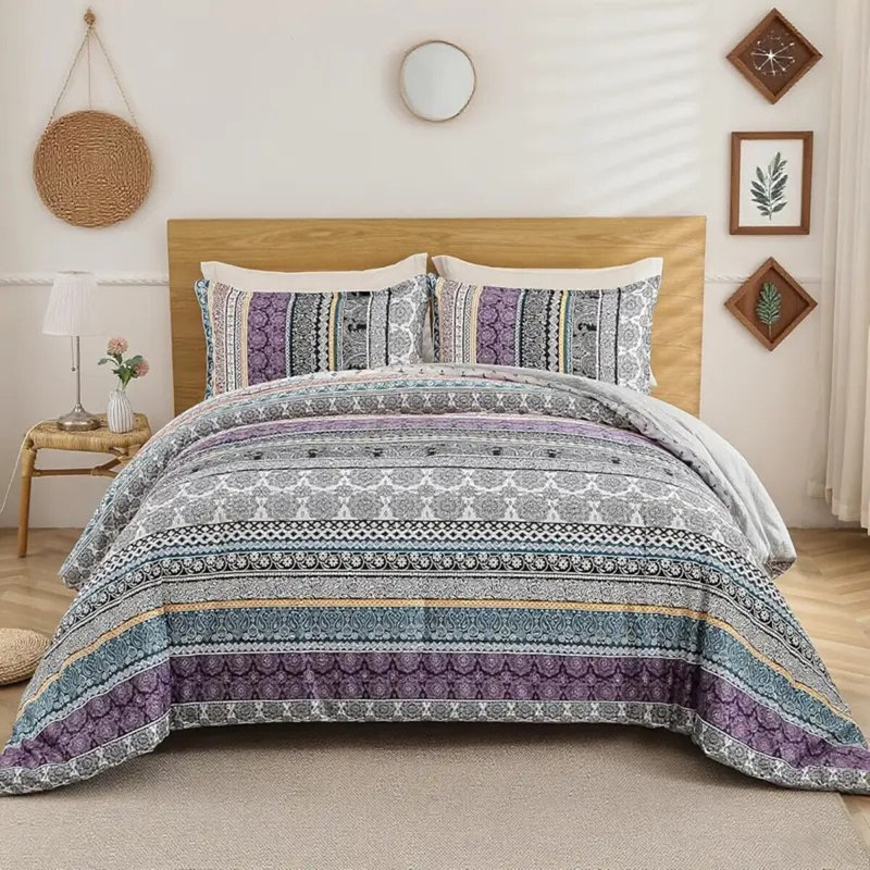 Ensemble de courtepointe 2/3 pièces d'inspiration bohémienne avec un style artistique libre d'esprit qui crée un espace de chambre chaleureux et confortable.