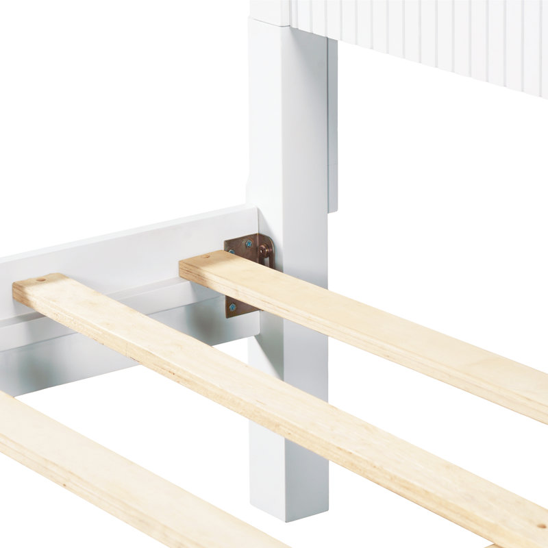 Lit plateforme en bois avec tête de lit et pied de lit Bennett, Blanc, Très grand lit