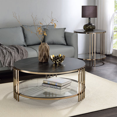 Table de bout, finition en pierre frittée et champagne, durable et élégante pour les salons et les chambres modernes