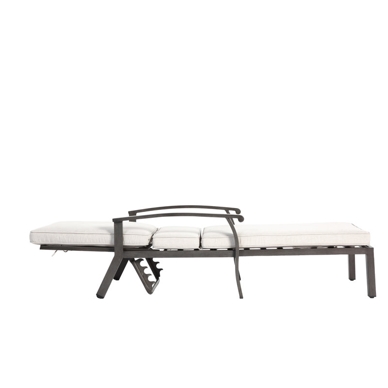 Fauteuil lounge beige en fonte d'aluminium avec assise tressée, réglable et roulettes. Dimensions de l'emballage : 106 cm x 62 cm x 33 cm. Poids : 18,5 kg. Profondeur, largeur et hauteur du siège : voir les détails ci-dessous.