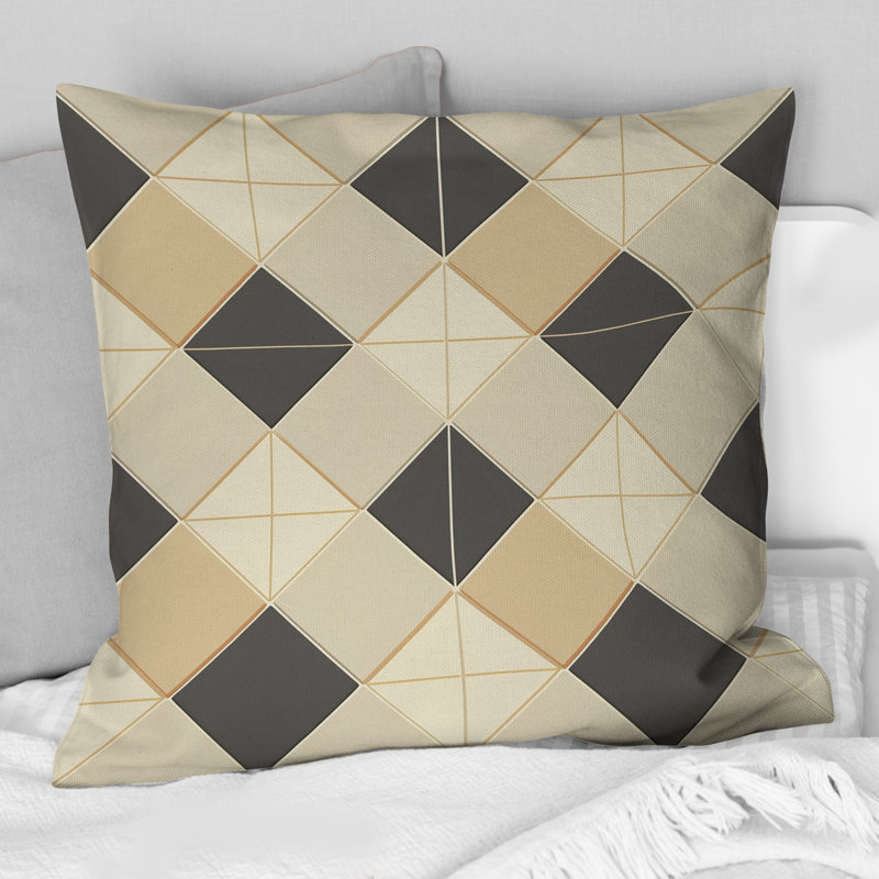 Coussin décoratif beige à motif de triangles gris, H 18 po x l 18 po