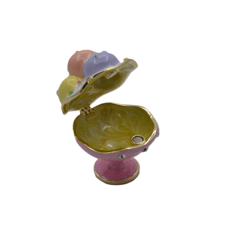 Boîte à bijoux en forme de coupe de glace ornée de pierres précieuses. Fabriquée à la main avec des cristaux autrichiens.