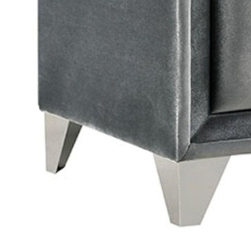 Table de chevet revêtue de velours gris l 26,38 po avec dessus en verre et pieds chromés Art-Deco