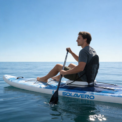 Paddleboard de course gonflable extra long de qualité supérieure, complet avec accessoires de SUP, y compris une grande nageoire courbée à vis, une planche à pagaie pour adulte antidérapante et un siège gonflable sur le fond.