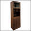 Armoire de cuisine polyvalente avec tablettes coulissantes à plusieurs niveaux, portes en verre et rangement pour le vin pour une organisation efficace et une présentation élégante.