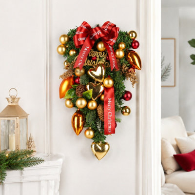 Décoration de Noël artificielle en forme de larme (50 cm) avec ornements en forme de cœur doré, ruban rouge « Joyeux Noël », pommes de pin et boules, à suspendre au mur pour la porte d'entrée.