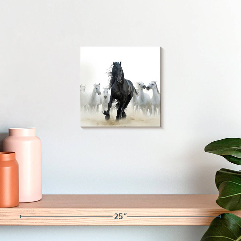 Brampt noir parmi les chevaux blancs, H 10 po x l 10 po