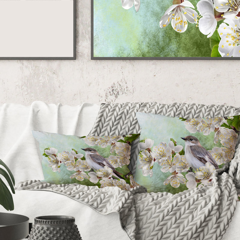 Housse de coussin rectangulaire et insert oiseau sur une branche d'arbre en fleurs