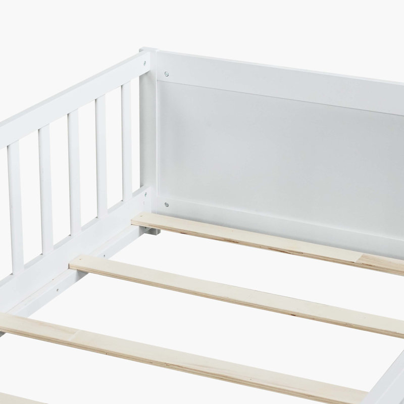 Lit simple blanc avec porte-livres intégré et porte intégrée