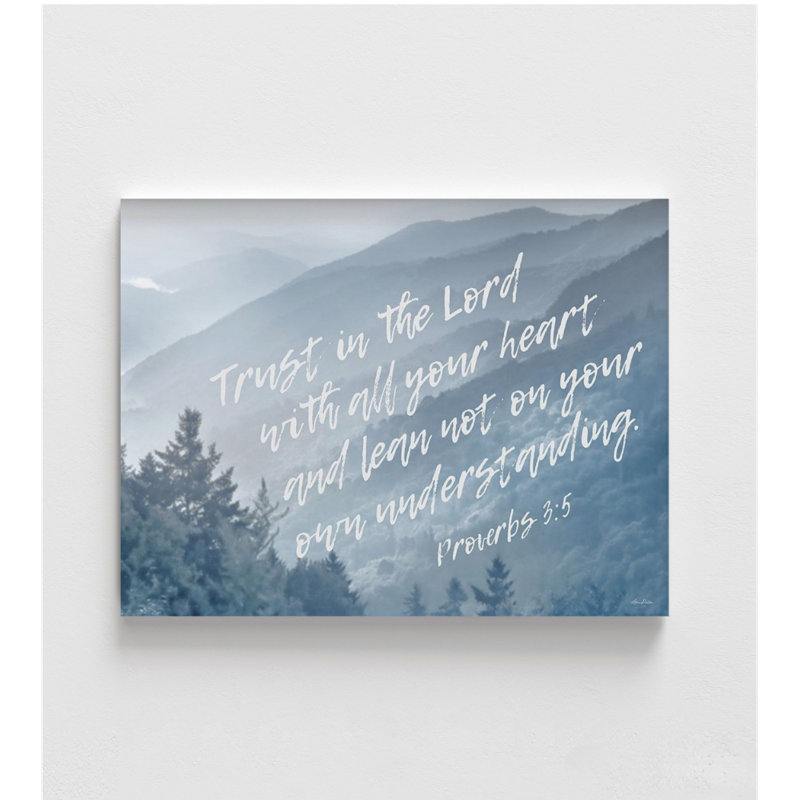 «Trust in the Lord» par Lori Deiter, Proverbes 3: 5, affiche encadrée forêt, art mural bois bleu nature, décoration murale chalet d'été