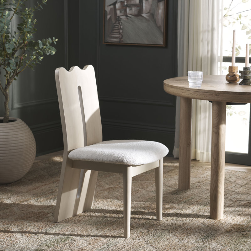 Chaise rembourrée en bois massif Kieran, Crème / Ivoire