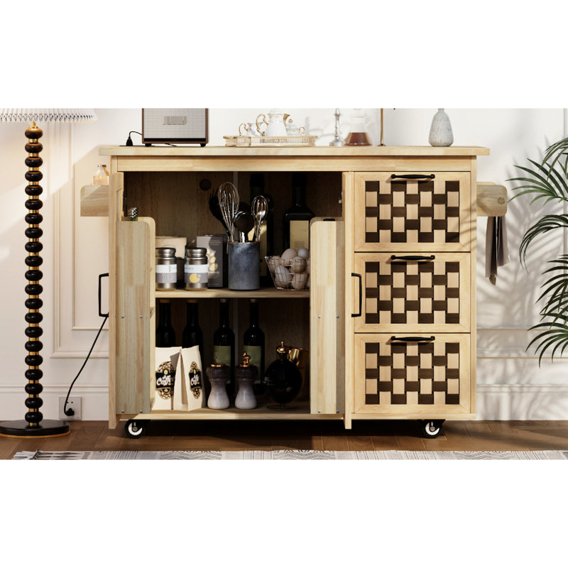 Îlot de cuisine Coastal avec damier tissé, fonction à abattant, espace de rangement, roulettes, prise de courant, chariot en bois naturel à motif damier, 3 tiroirs, 2 armoires, rangement interne,