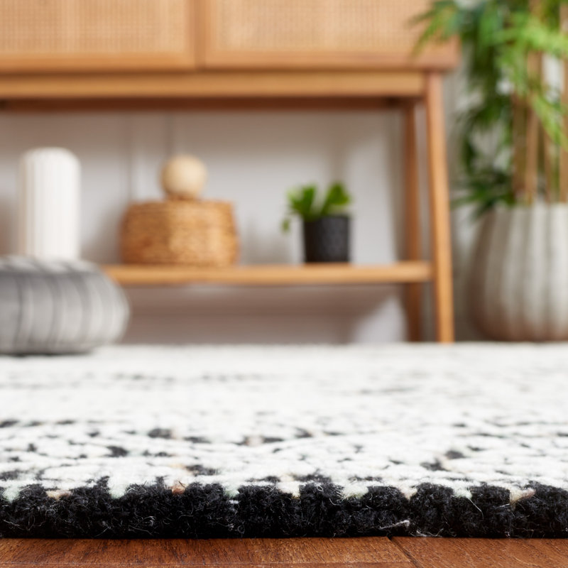 Tapis floral noir / ivoire en coton et coton touffeté à la main Chrishaunda, Tapis de couloir 2 pi 3 po x 9 pi