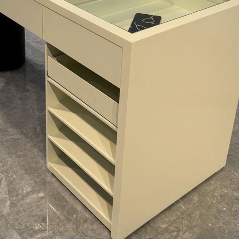Vitrine en verre, H 37,4 po x l 94,49 po x P 29,52 po