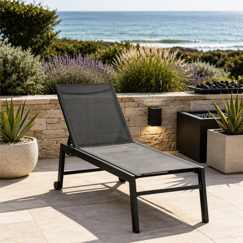 Chaise longue d'extérieur confortable avec roulettes, inclinable à 5 positions, conception toutes saisons pour une détente au bord de la piscine