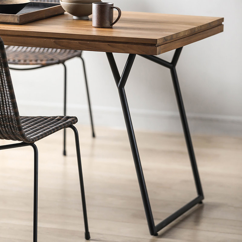 Bureau d'écriture en teck avec pieds en fer, H 29,52 po x l 70,86 po x P 31,49 po