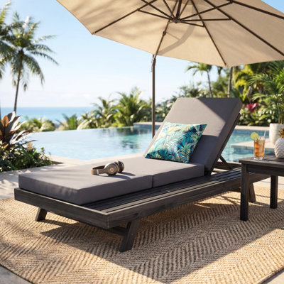 Méridienne en bois massif, coussin triple pliable gris foncé, 4 positions pour une assise extérieure confortable et un bain de soleil dans la cour