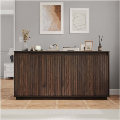 Buffet à 4 portes en bois avec prise de courant, armoire d'appoint à texture verticale ondulée avec conception sans poignée (bord supérieur de la porte comme poignée), armoire de rangement de cuisine autoportante pour salle à manger